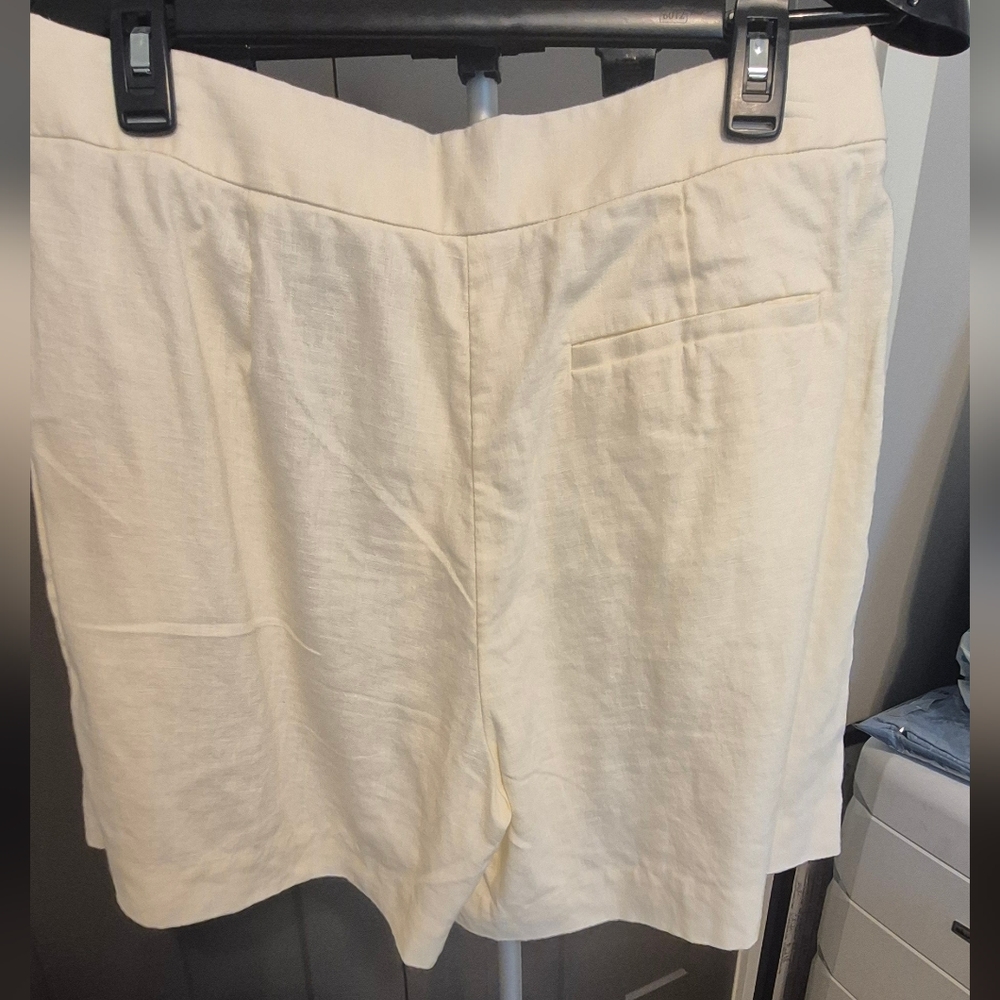 L'ACADEMIE Linen Shorts, Revolve, Size Large, Cream Color. - Picture 3 of 6